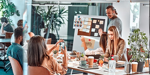 Grupo de colaboradores de una empresa realizando cursos de desarrollo profesional Grupo de colaboradores de una empresa realizando cursos de desarrollo profesional