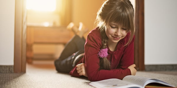 Niña leyendo un libro de inglés