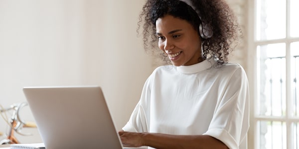 Adolescente realizando un curso de inglés online en una computadora Adolescente realizando un curso de inglés online en una computadora