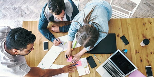 Grupo de personas trabajando juntos en cursos de desarrollo de habilidades blandas Grupo de personas trabajando juntos en cursos de desarrollo de habilidades blandas