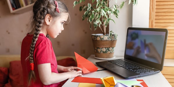 Niña en edad preescolar realizando tareas manuales Niña en edad preescolar realizando tareas manuales