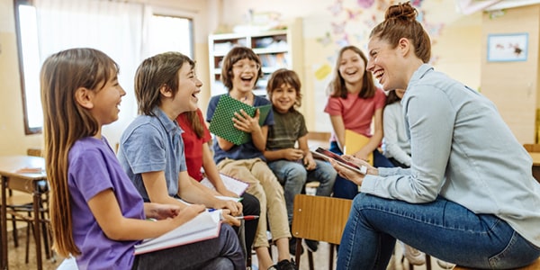 Grupo de niños con una maestro en un aula de escuela primaria Grupo de niños con una maestro en un aula de escuela primaria