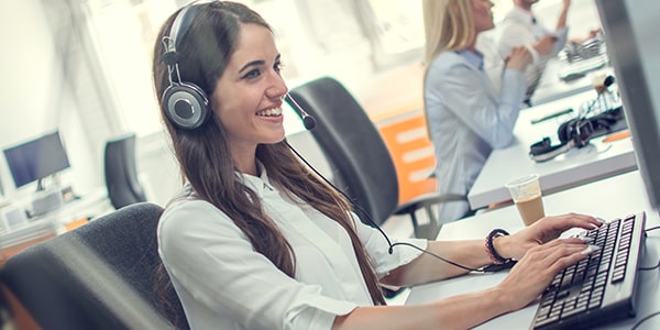Mujer joven trabajando con computadora, realizando pruebas de habilidades blandas Mujer joven trabajando con computadora, realizando pruebas de habilidades blandas
