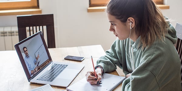 Adolescente estudiando para la preparación de los exámenes internacionales